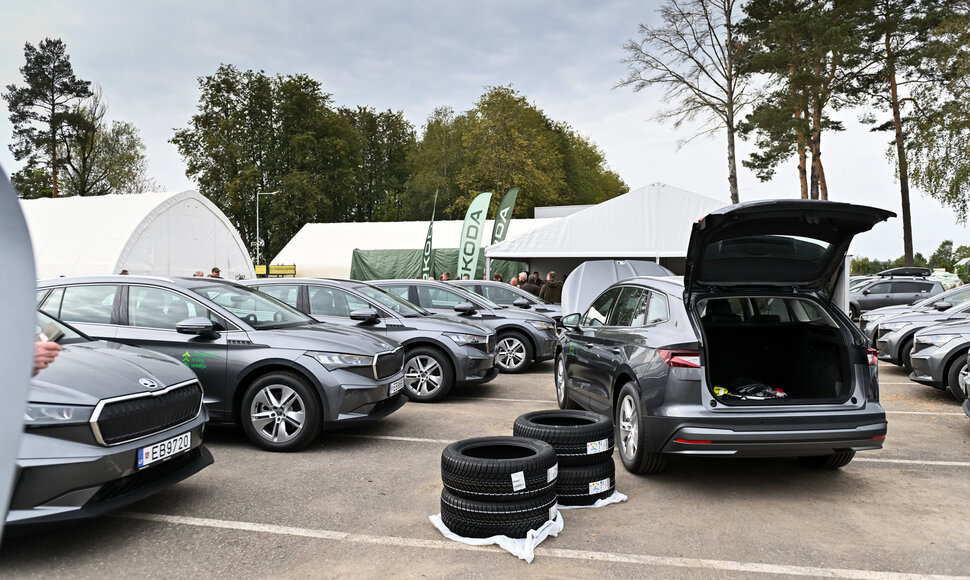 „Motus Auto“ Valstybinei miškų urėdijai perdavė 88 elektromobilius „Škoda Enyaq“
