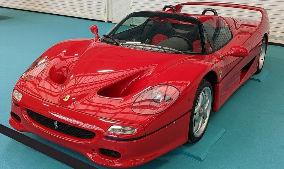 Ferrari F50 visada buvo labai brangus, bet su laiku jo vertė tik auga. (Calreyn88, Wikimedia (CC BY-SA 4.0)