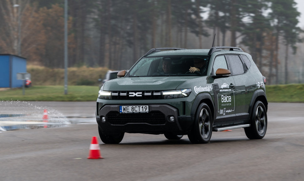 Lietuvos metų automobilis 2025 m.: testai ant šlapių dangų