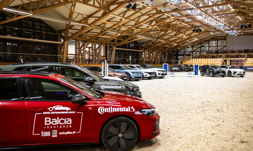 „Metų automobilis 2025 m.“ konkurso dalyviai arklio jėgas skaičiavo „Royal horse resort“