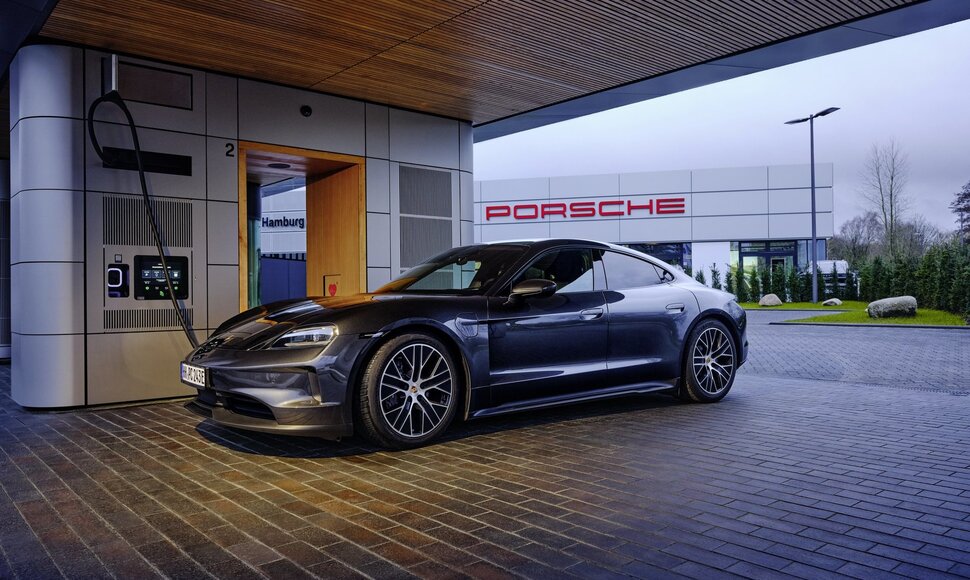 Porsche elektromobilių įkrovimo centras Hamburge