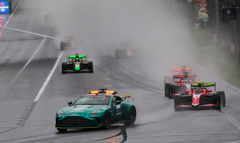 Per lietų vykusias avarijų kupinas F1 lenktynes Australijoje laimėjo Lando Norrisas