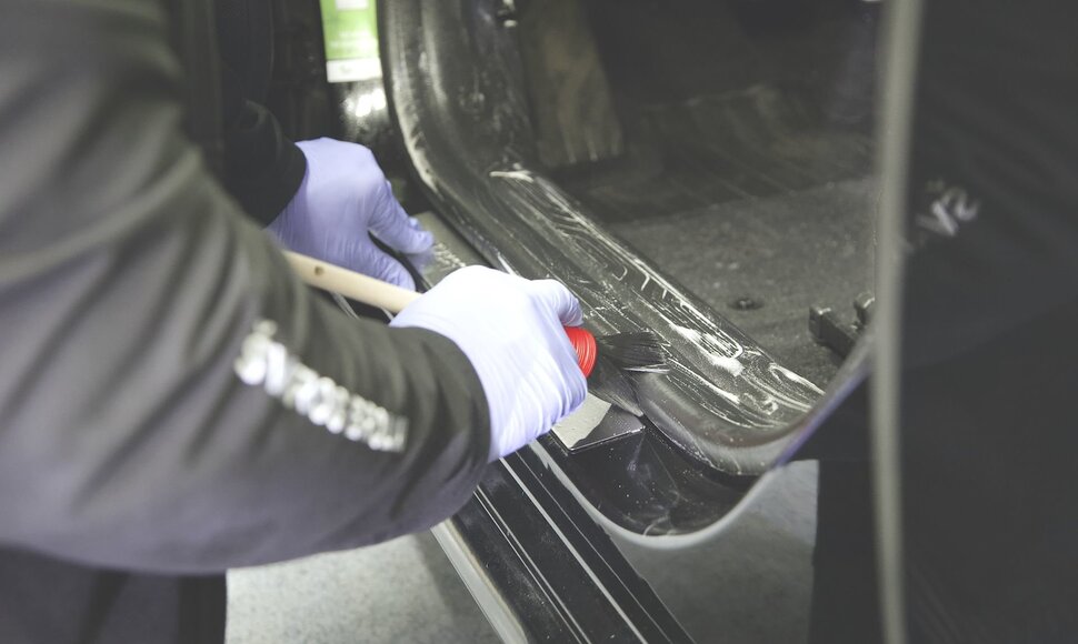 Automobilio salono plastiko valymas