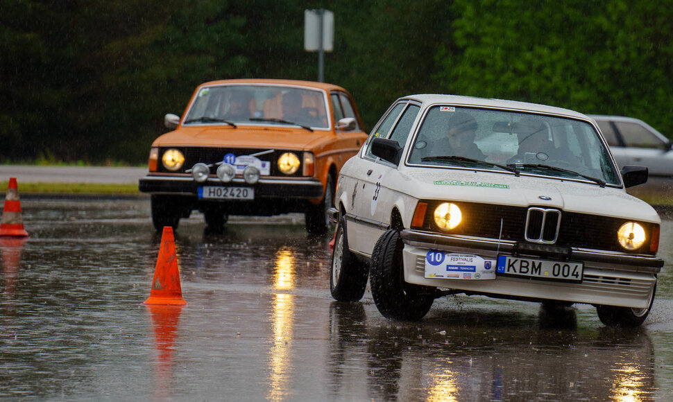 Istorinių automobilių festivalis Utenos krašto keliais