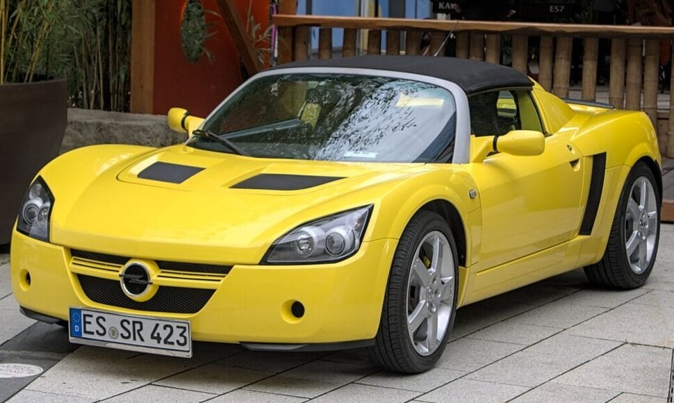 Ry&scaron;kiai geltonas ir labai retas Opel Speedster. (Alexander Migl, Wikimedia (CC BY-SA 4.0)