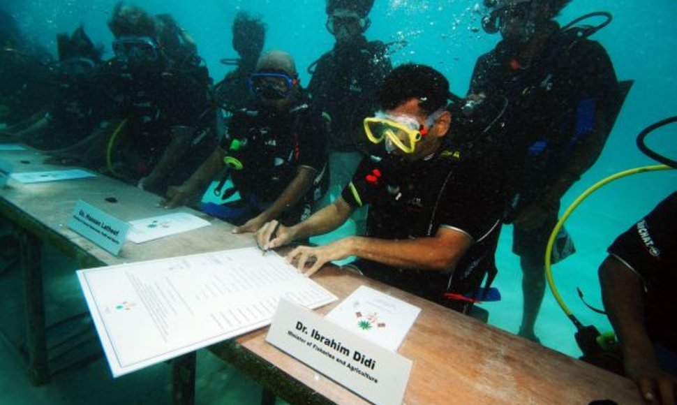 Maldyvų prezidento ir ministrų kabineto susitikimas po vandeniu