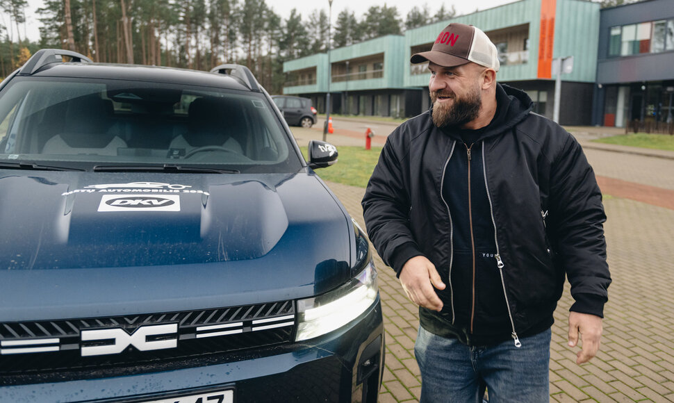 Pretendentus į Lietuvos metų automobilio tirulą i&scaron;bandė žinmi žmonės