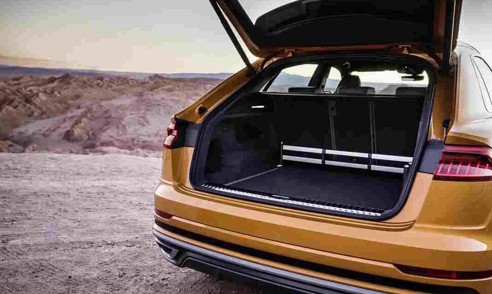 Audi Q8 su atvira bagažine (gamintojo nuotrauka)