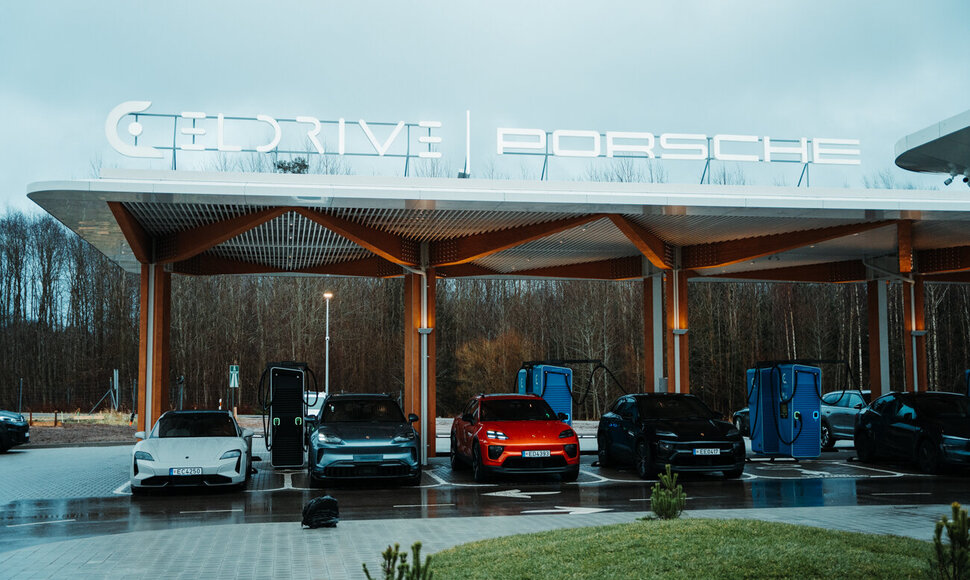 Naujas &bdquo;Eldrive Porsche Charging Hub&ldquo; atidarytas magistralėje Vilnius&ndash;Klaipėda