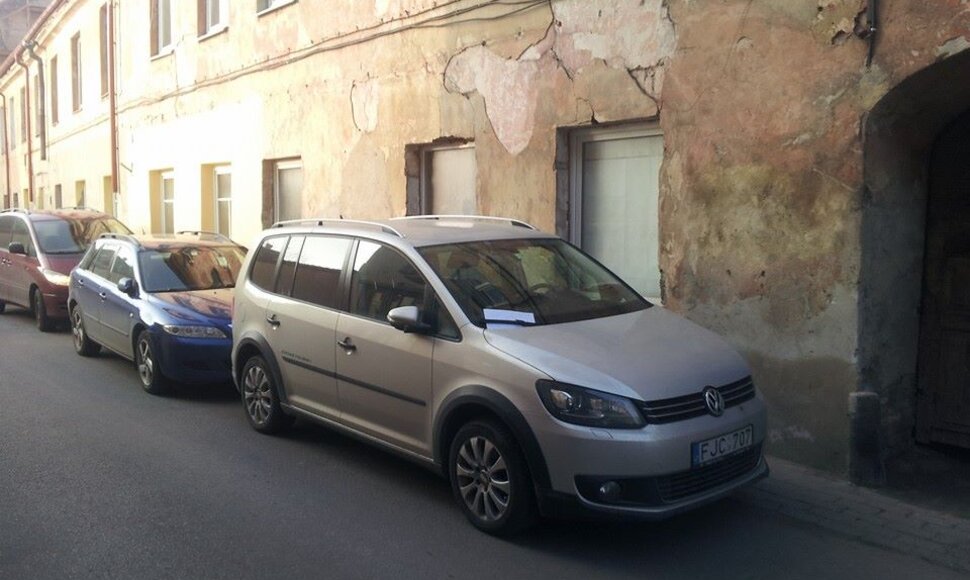 Fotopolicija Paupio gatvėje: piktas raštelis ant VW stiklo