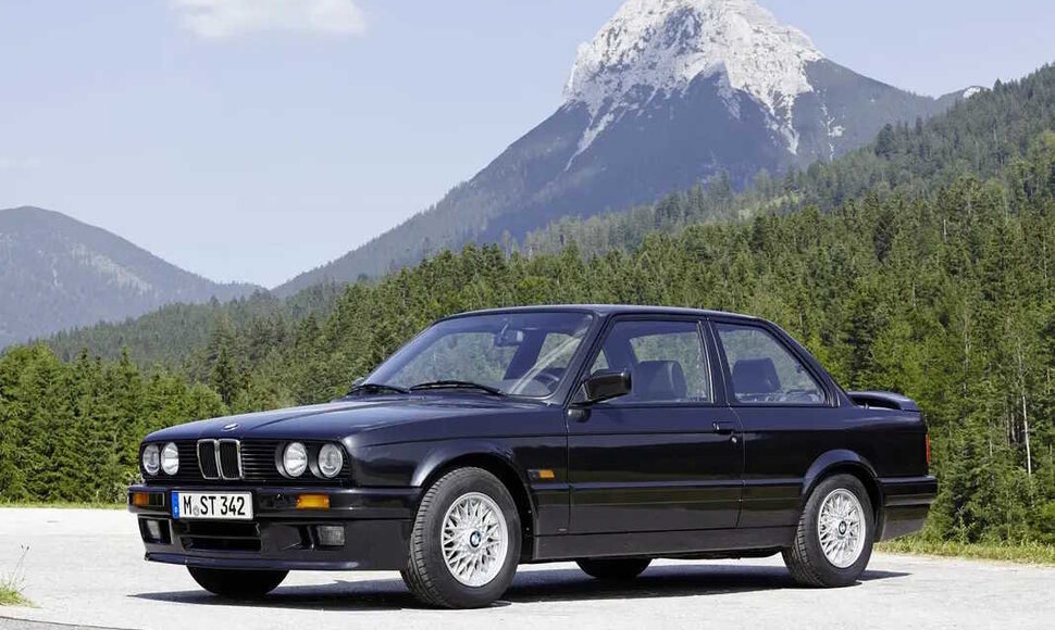 BMW E30 originaliai yra gana auk&scaron;tas, bet tokie tais laikais buvo prakti&scaron;kai visi kasdieni&scaron;ki automobiliai (gamintojo nuotrauka)