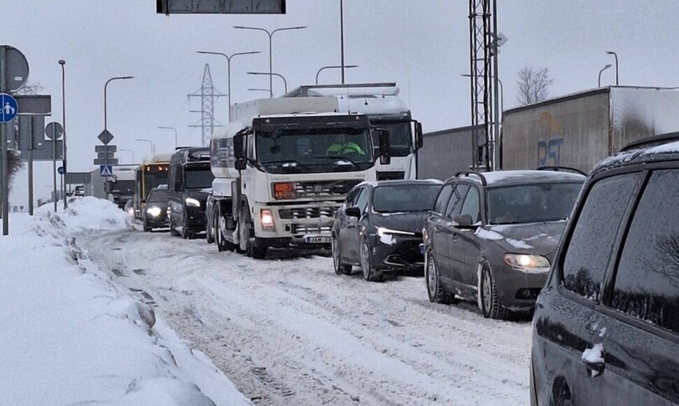 Eismas &Scaron;iauliuose, dėl sniego stoja vilkikai