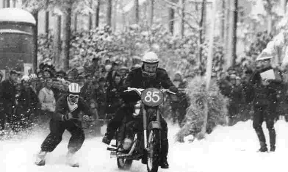 Moto-skijoringas 1963 metais (Bundesarchiv, Bild 183-B0128-0006-003 / Gahlbeck, Friedrich, Wikimedia (CC-BY-SA 3.0)