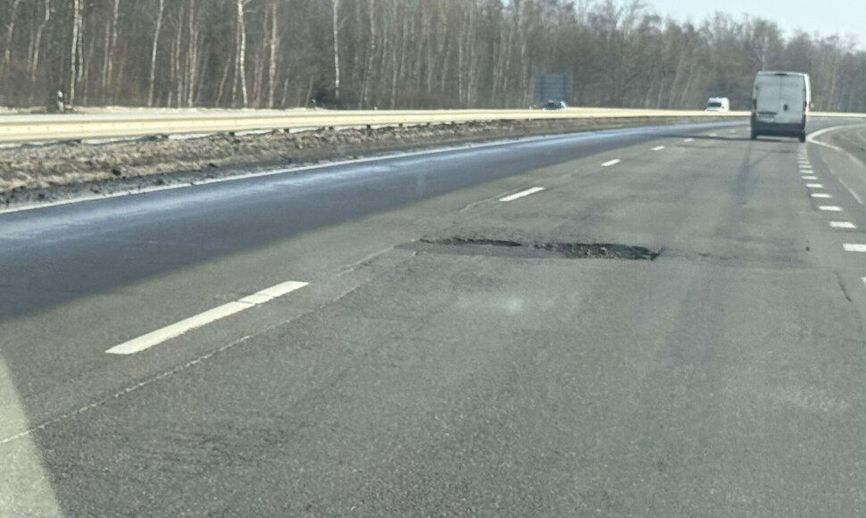 Didžiulės duobės automagistralėje