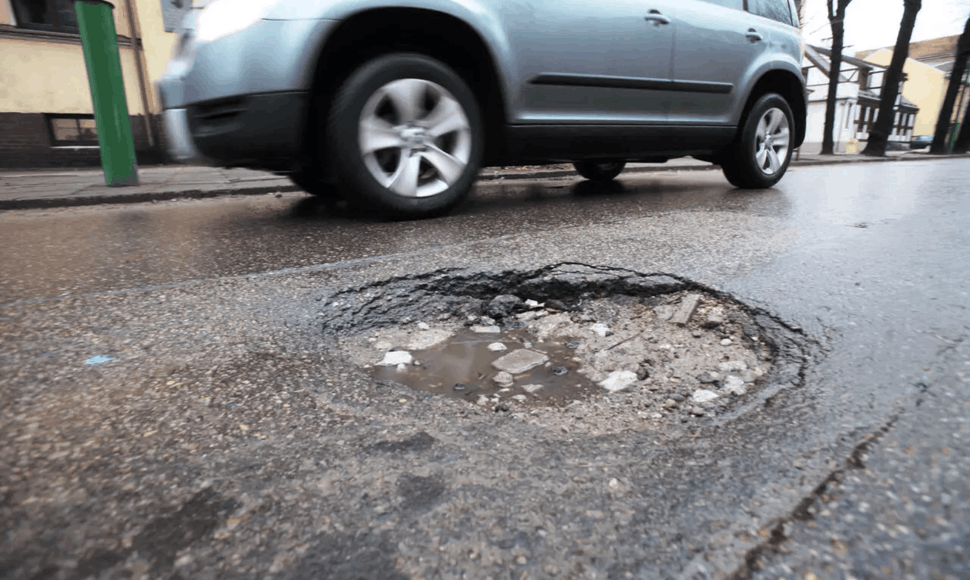 Kai kurias po žiemos gatvėse atsivėrusias duobes savivaldybės rangovai šį pavasarį jau tvarko po antrą ir trečią kartą.