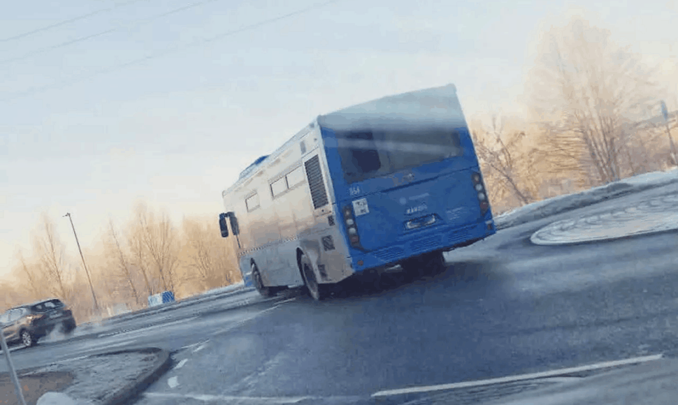 Klaipėdoje autobusas žiedą įveikė prieš eismą