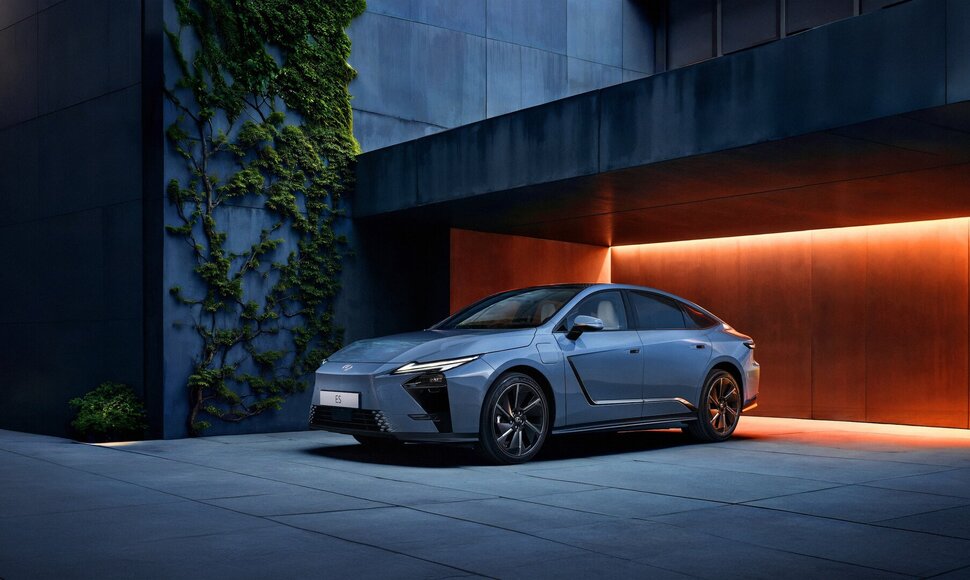 Elektrinis ir hibridinis „Lexus ES“