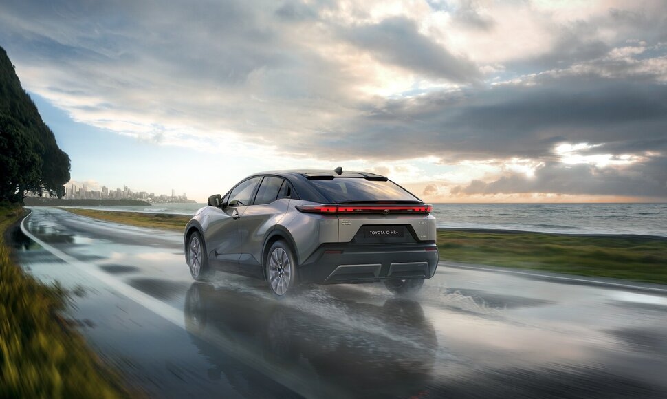 Elektrinis „Toyota C-HR+“