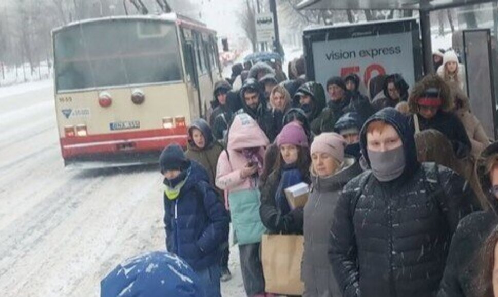 Žiema paralyžiavo vie&scaron;ąjį transportą