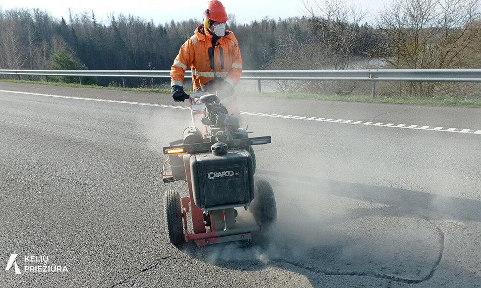 Ply&scaron;ių taisymas automagistralėje 
