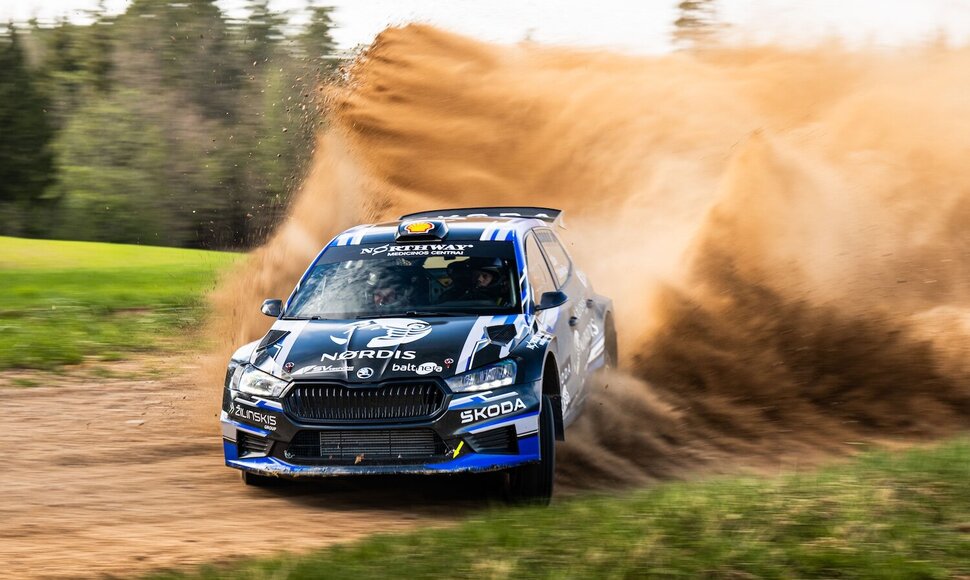Vaidotas Žala su Ugniumi Vainevičiumi ir naujausios kartos „Škoda Fabia RS Rally2“