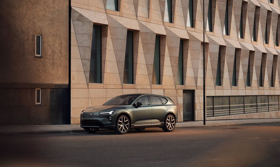 „Volvo Cars“ ir „Google“ pristato pirmąją pasaulyje dirbtinio intelekto „Gemini“ integraciją su automobilio vaizdo kameromis