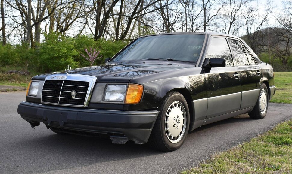 Aukcione parduodamas Mercedes 300D W124
