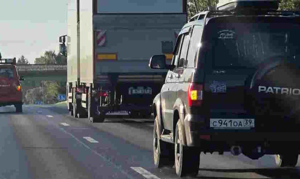 Automobiliai rusiškais numeriais prie Kauno