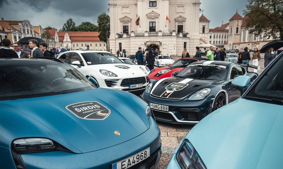 Daugiau nei 100 „Porsche“ Kauno Rotušės aikštėje ir Nemuno žiede
