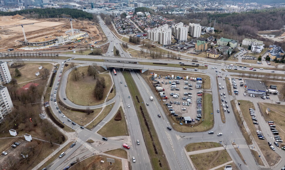 Eismas Ukmergės ir Ozo gatvėse prie statomo stadiono Vilniuje