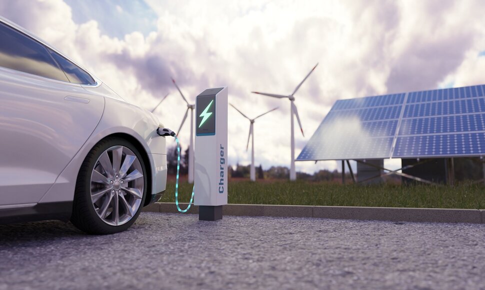 Įkraunamas baltas elektromobilis (Shutterstock nuotr.)