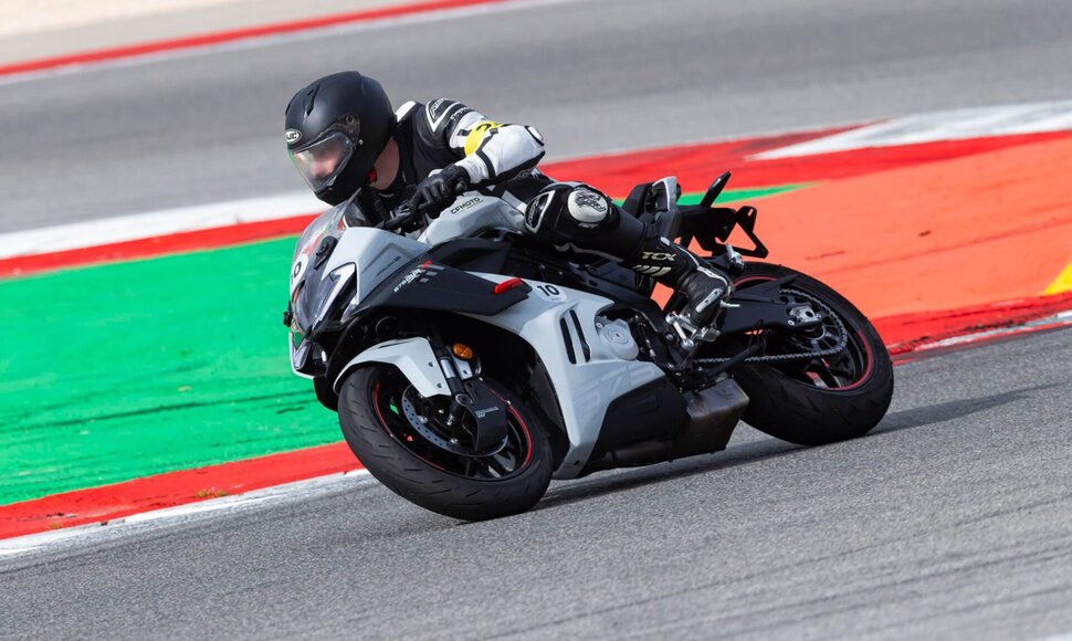 CFMoto 675SR-R (Gamintojo nuotr.)