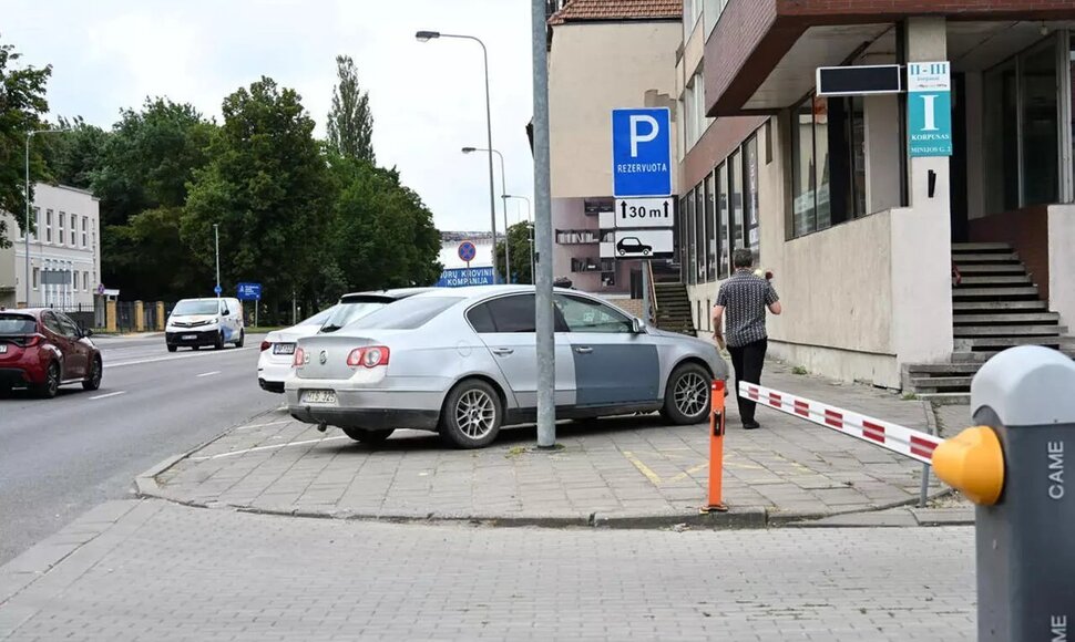 Savivaldybė nustatė, kad kelio ženklas „Rezervuota“ prie pastato Minijos g. 2 įrengtas neteisėtai.