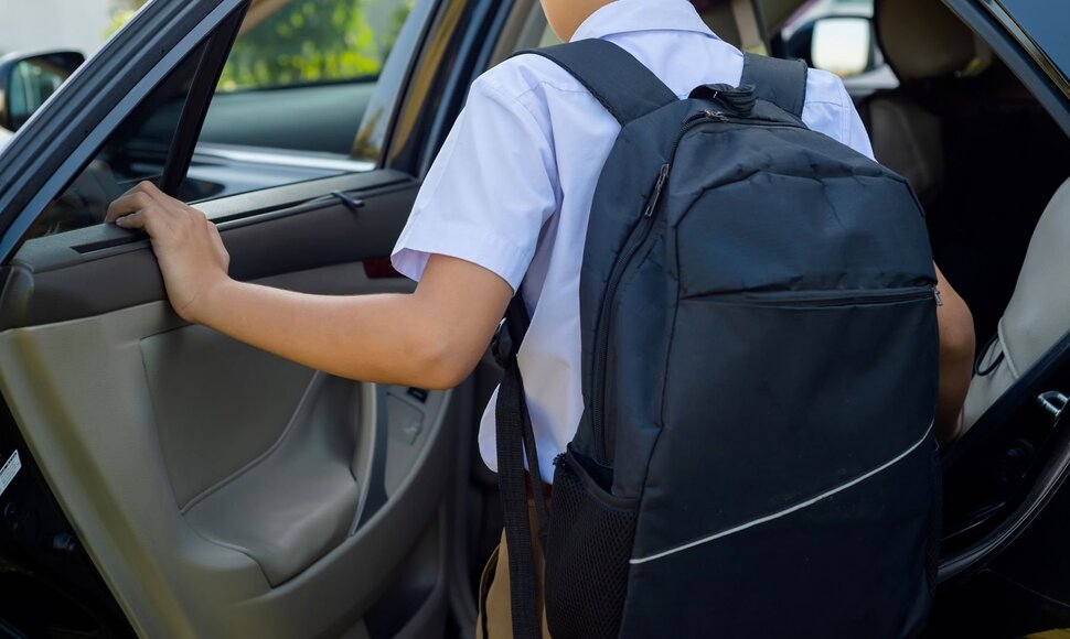 Moksleivis lipa į automobilį