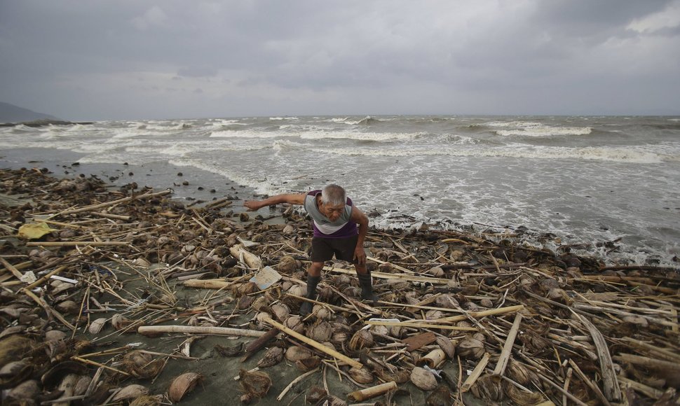 Filipinų gyventojai ruošiasi atremti taifūną Hagupit 2014 m. gruodžio 06 d. 
