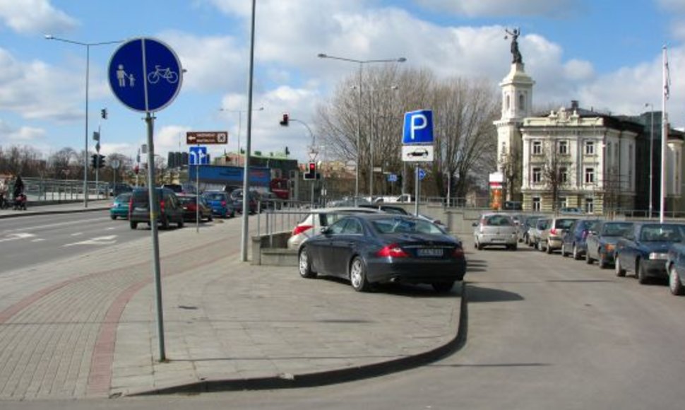 Mersedesas Upės gatvėje, Vilniuje