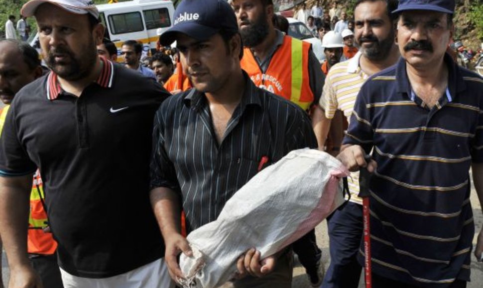 Pakistane sudužusio lėktuvo juodosios dėžės ir nuolaužos