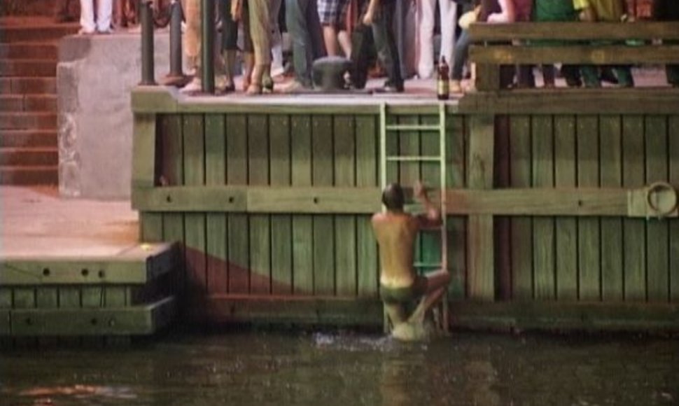 Jūros šventės metu vyras nušoko nuo tilto