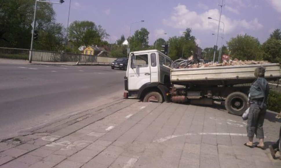 Fotopolicija: įlūžęs sunkvežimis Panevėžyje
