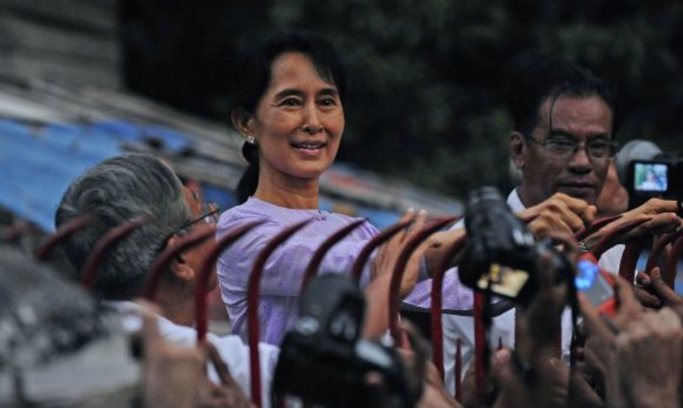 Aung San Suu Kyi paleista iš namų arešto 