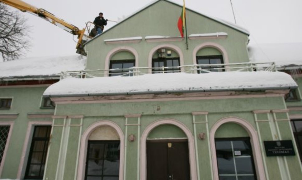 Nuo sniego svorio Šilutėje kenčia pastatai