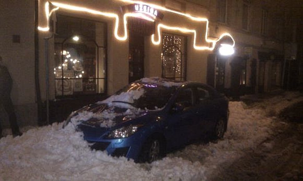 Sniegas Vilniaus centre užgriuvo automobilį