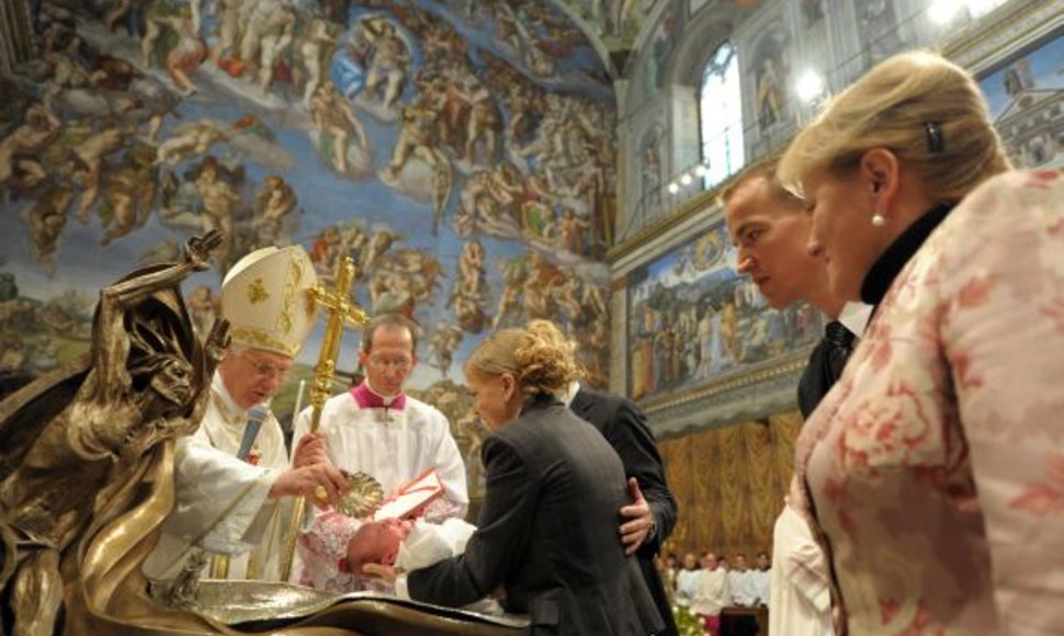 Popiežius Benediktas XVI krikštija kūdikį