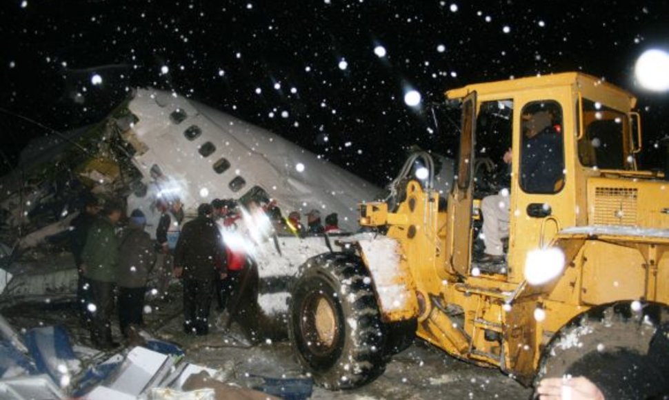 Irane per pūgą sudužo lėktuvas