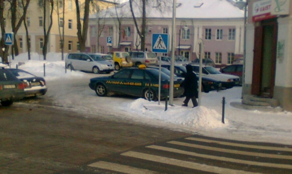 Fotopolicija. Taksi automobilis Ukmergėje pėsčiųjų kelyje