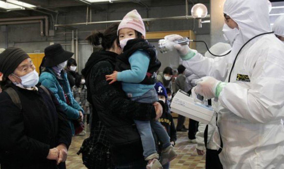 Japonijos Fukušimos prefektūroje tikrinami žmonės
