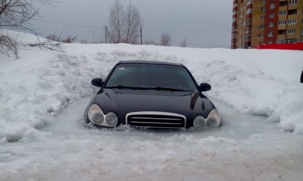 Lede įšalęs „Hyundai Sonata“