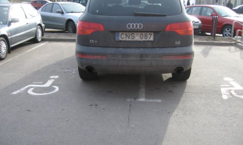 Audi Q7 per dvi neįgaliųjų vietas