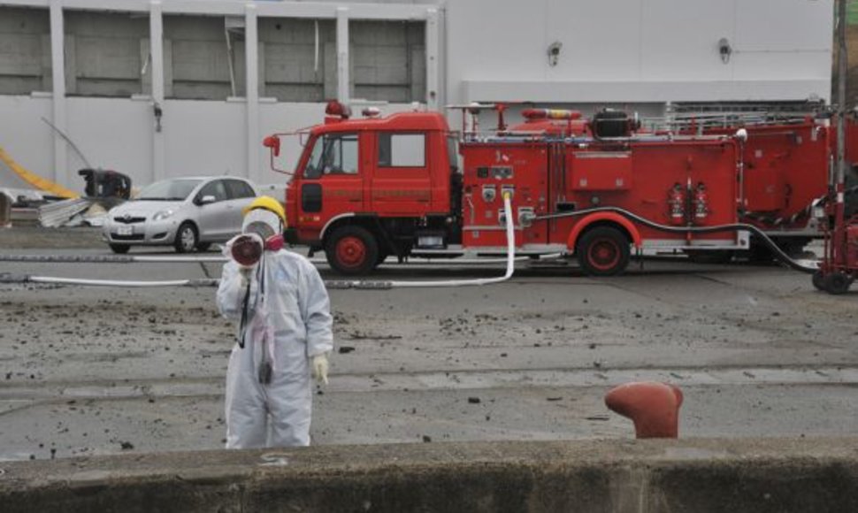 Fukušima-1 gelbėtojai dirba ir elektrinėje, ir jūroje