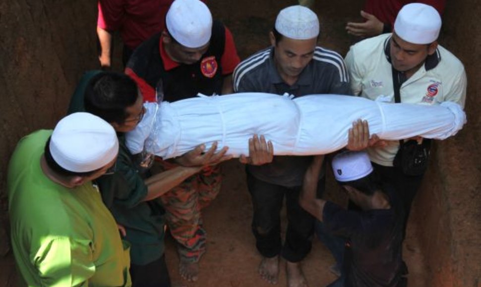 Malaizijoje palaidota 15 po nuošliauža žuvusių našlaičių